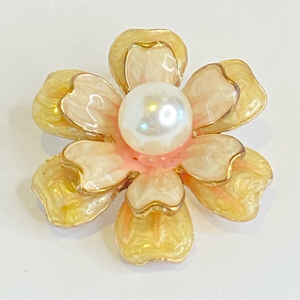 Vintage Enamel Flower Pendant Peach Pink White Faux Pearl Gold‎ Tone